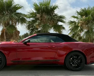 Benzine motor van 2,3L van Ford Mustang Cabrio 2022 te huur in Alicante.