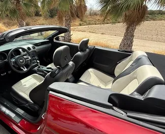 Interieur van Ford Mustang Cabrio te huur in Spanje. Een geweldige auto met 4 zitplaatsen en een Automatisch transmissie.