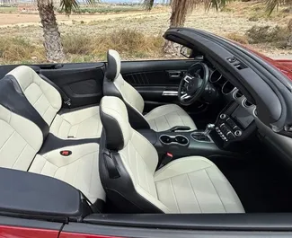 Ford Mustang Cabrio 2022 met Vooraandrijving systeem, beschikbaar in Alicante.