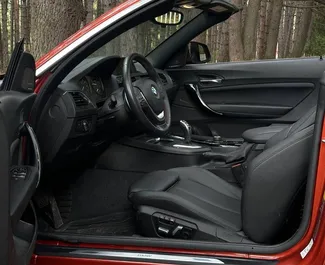 Benzine motor van 2,0L van BMW 230xi Cabrio 2022 te huur in Tbilisi.