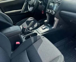 Interieur van Subaru Forester te huur in Georgië. Een geweldige auto met 5 zitplaatsen en een Automatisch transmissie.