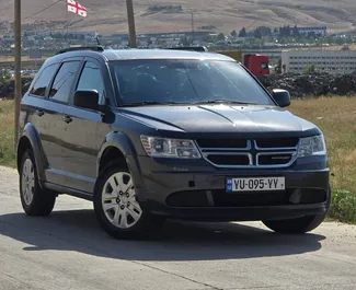 Vooraanzicht van een huurauto Dodge Journey in Tbilisi, Georgië ✓ Auto #16578. ✓ Transmissie Automatisch TM ✓ 0 beoordelingen.