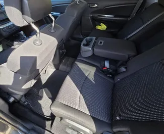 Interieur van Dodge Journey te huur in Georgië. Een geweldige auto met 7 zitplaatsen en een Automatisch transmissie.