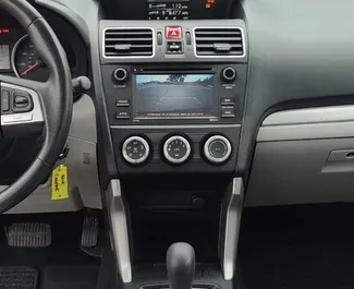 Interieur van Subaru Forester te huur in Georgië. Een geweldige auto met 5 zitplaatsen en een Automatisch transmissie.