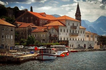 Huur een auto in Perast